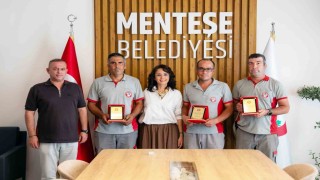 Buldukları çantayı sahibine teslim eden personele Başkan Köksal Arastan özendirme primi