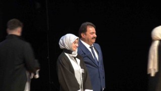 Bursa İl Emniyet Müdürü Gökce kızına diplomasını elleriyle verdi