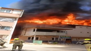 Bursada 3 katlı binanın çatısı alevlere teslim oldu