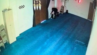 Camiye girdi, kaldırım taşıyla kırdığı yardım kutusundaki 100 bin lirayı çaldı