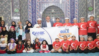Canikte camiye gelen hediyeyi alıyor