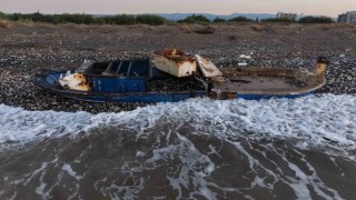 Caretta cerattaların yuvalama alanındaki kıyıya batık tekne vurdu