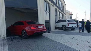 Çarpışan otomobiller hızını alamayıp iki ayrı kapıdan iş yerine girdi o anlar güvenlik kamerasına yansıdı