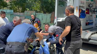 Çatı yangınına müdahale ederken bir alt kata düşen itfaiyeci yaralandı