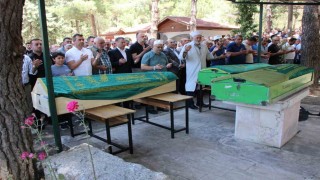 Cenaze dönüşü kazada hayatını kaybeden anne ve 2 oğlu son yolculuklarına uğurlandı