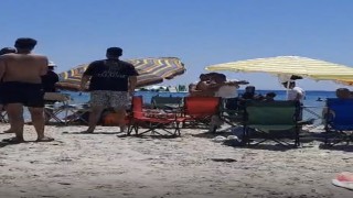 Çeşmede plajda ‘Şemsiyeni açamazsın kavgası