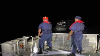 Çeşmede sürüklenen teknedeki 3 kişi Sahil Güvenlik ekiplerince kurtarıldı
