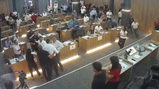 CHPli belediye başkanının AK Partili meclis üyesinin üzerine yürüdüğü anlar kamerada