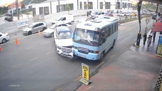 Cip ile yolcu minibüsünün çarpıştığı anlar kamerada