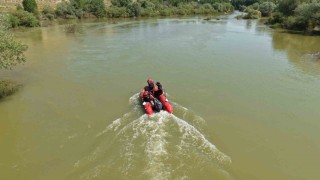 Çocuğunu kurtarmak için suya giren babayı arama çalışmaları devam ediyor