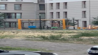 Çocuk parkında elinde bıçakla cinnet geçiren şahsı polisler ikna etti