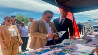 Çocuklar gezici kütüphanede kitap okudu