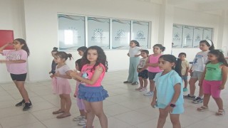 Çocuklar zumba ile hem eğleniyor hem spor yapıyor