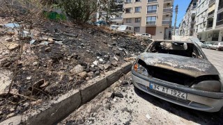 Çöplük alanda çıkan yangın otomobili küle çevirdi