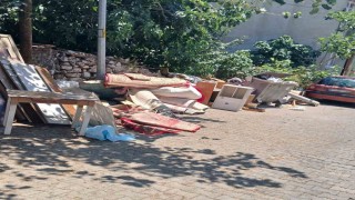 Çöpün kenarına ne buldularsa bıraktılar, mahalle sakinlerine muhtar isyan etti