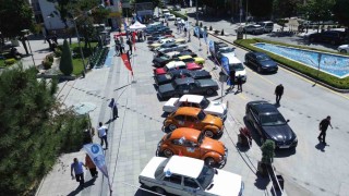 Çorum'da klasik otomobil rüzgarı: Vatandaşlar büyük ilgi gösterdi