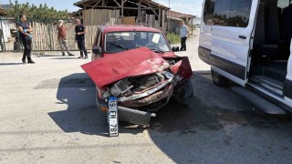 Çorumda minibüs ile otomobil çarpıştı: 2 yaralı