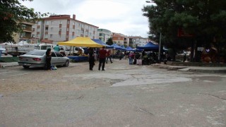 Çorumda sağanak pazarcılara zor anlar yaşattı