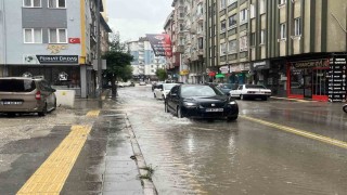 Çorumda sağanak sonrası sokaklar göle döndü