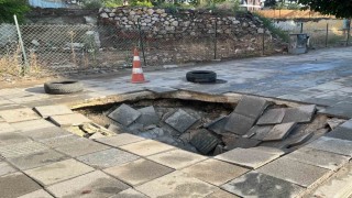 Çorum'da sağanak yağış sonrası kaldırım çöktü