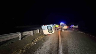 D100de hafif ticari araç devrildi, sürücü kayıplara karıştı
