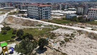 Defne Belediyesinin kaçak dökümlere Dur diyememesi, sokakta moloz dağları oluşmasına neden oldu
