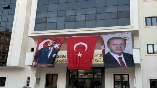 DEM Partili Iğdır Belediyesi binasına Cumhurbaşkanı Erdoğanın posteri asıldı