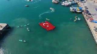 Denizcilik ve Kabotaj Bayramında denizde açılan dev bayrak alkış aldı