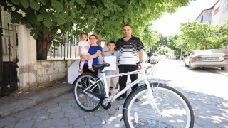 Denizli Büyükşehirden miniklere bisiklet hediyesi