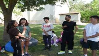 Denizli Büyükşehirin kampında Gri Koç gençlerle buluştu