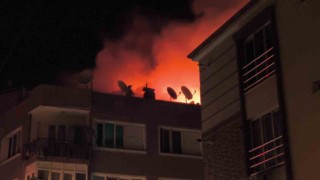 Denizlide yanan çatıya hortumla çıkan vatandaş mahalleliye ecel terleri döktürdü
