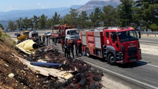 Devrilen kamyon hurdaya döndü, sıkışan sürücü kurtarıldı