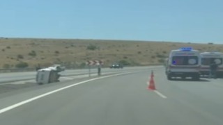 Devrilen otomobilde 3 kişi yaralandı