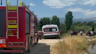 Devrilen traktörün üzerinden yola savrulan genç kadın hayatını kaybetti
