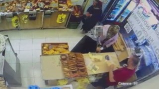 Dikkati dağılan kadının cüzdanını kaşla göz arasında çaldı
