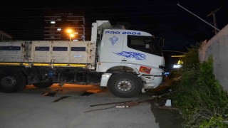 Direksiyon başında fenalaşan sürücü, istinat duvarına çarptı