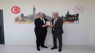 Diyarbakır Sağlık Müdürü Emre Asiltürkten Dicle İlçe Sağlık Müdürü Uzm. Dr. Fırat Köseye plaket