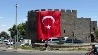 Diyarbakır surlarına dev Türk bayrağı asıldı
