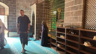 Diyarbakırda Fransız turistten cami adabı hassasiyeti: Erkek turist bacaklarını tülbentle kapattı