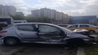 Diyarbakırda iki otomobil çarpıştı: 3 yaralı