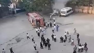 Diyarbakırda park halindeki minibüs alev aldı