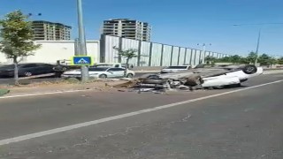 Diyarbakırda refüje çıkan otomobil takla attı: 1 yaralı