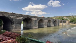 Diyarbakırda sıcaklığın 40 dereceyi bulmasıyla tarihi mekanlar boş kaldı