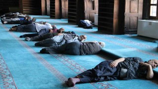 Diyarbakırda turistler sıcak havadan korunmak için camilere sığındı