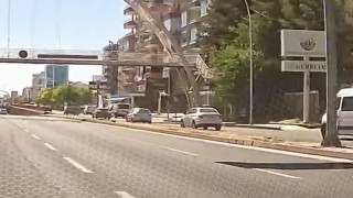 Diyarbakırda üst geçitten düşen şahıs yaralandı