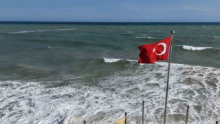 Doğu Akdenizde kuvvetli rüzgar: Dalgalar kıyıları dövüyor