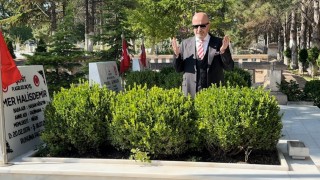 Dönemin Özel Kuvvetler Komutanı Aksakallı, Şehit Ömer Halisdemirin kabrini ziyaret etti: 15 Temmuz, tarihi bir dönüm noktasıdır