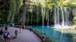 Düden Şelalesi sıcak Antalya günlerinde ziyaretçilerine serin mola mekanı oldu