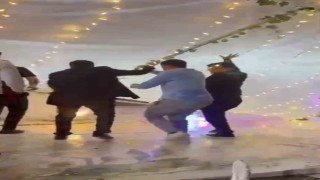 Düğünde oynayanların üzerine tente devrildi, eğlence kısa aranın ardından devam etti