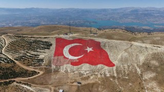 Dünyanın en büyük Türk bayrağı yeniden eski görkemine kavuştu